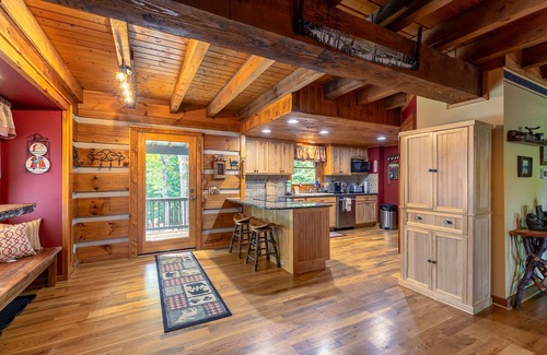 Foscoe House | Cari's Rivers Edge - private home in Boone with a fire pit