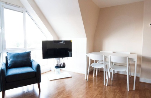 Burton on Trent Apartment | Caribou Suite-Bright & Spacious 2-Bed | Gated Parking | Close to City & Hospital