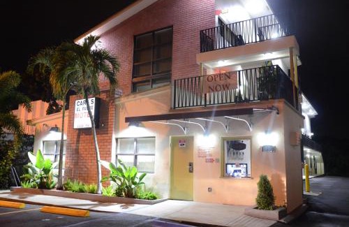 Northeast Miami Hotel | Carl's El Padre Motel