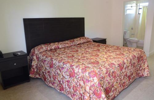 Northeast Miami Hotel | Carl's El Padre Motel