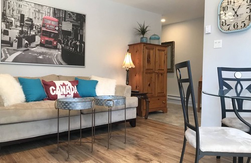 Carleton Place Apartment | Carleton Place Downtown Airbnb Apartment Retreat - Sleep Max 5