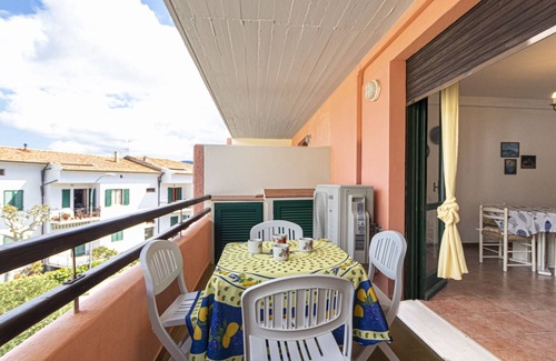 Marina di Campo Apartment | Carlotta, apartment a few steps from the pedestrian center of Marina di Campo equipped with air cond