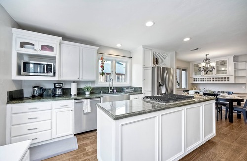 Carlsbad House | Carlsbad Charm – 3 BDR Stunner w/Spacious Back Yard, Pet Friendly!