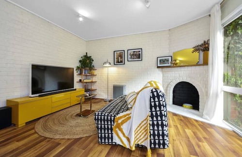 Carlton House | Carlton Dream: Leafy 2-bed bathroom Lygon St terraced house