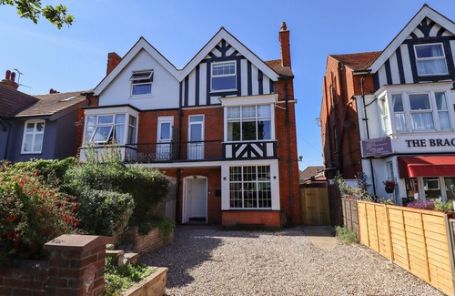 Skegness House | CARLTON HOUSE, pet friendly, character holiday cottage in Skegness