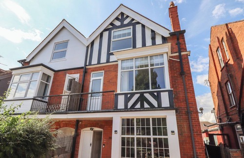 Skegness House | CARLTON HOUSE, pet friendly, character holiday cottage in Skegness