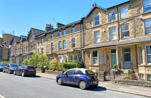 Harrogate City Centre House | Carlton House - Spacious 4 Bed Victorian townhouse