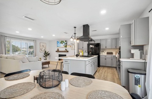 Eastside House | Carlton Serenity, Jacuzzi, Pool, BBQ, Games, Arcade, Fire Pit, 2 King Beds, Golf