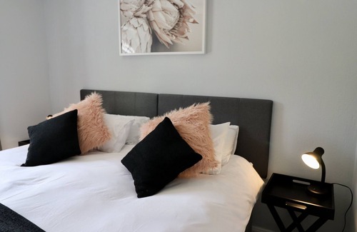 Sandbaai House | Carole's Cottage, your home away from home!