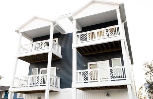 Wilmington Beach Villa | Carolina Casita, short walk to tiki bar and beach
