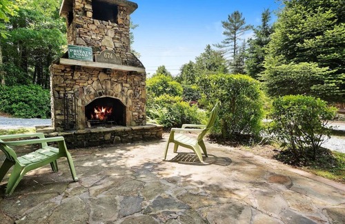 Highlands House | Carolina Cozy — Easy walk to Main Street Highlands!