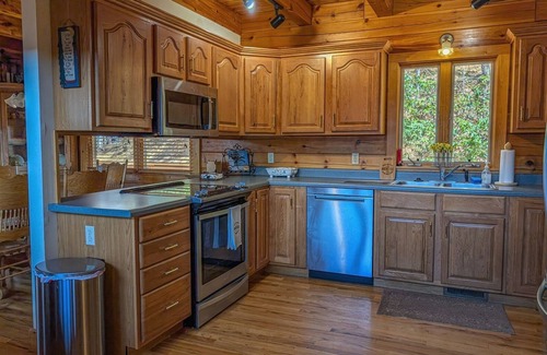 Waynesville House | Carolina Hideaway| Blue Ridge views minutes to Downtown Waynesville
