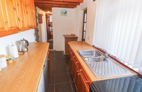 Praa Sands Cottage | CAROLYNS COTTAGE, pet friendly, country holiday cottage in Praa Sands