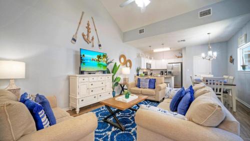Port Aransas House | Carpe Beach Bum AvantStay Resort PoolBy Beach