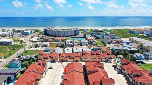 Port Aransas House | Carpe Beach Bum AvantStay Resort PoolBy Beach