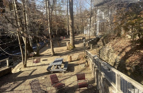 Gatlinburg Cottage | Carr's Cottages Suites 12 & 14