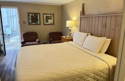 Gatlinburg Hotel | Carr's Northside Hotel - 1 King