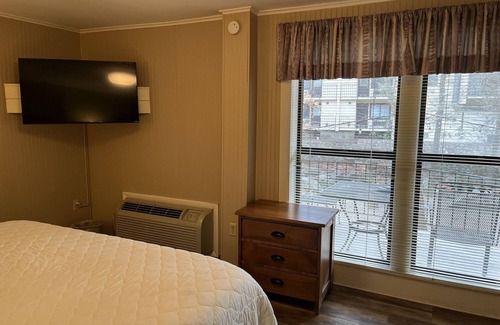 Gatlinburg Hotel | Carr's Northside Hotel - 1 King