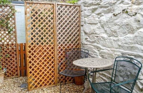 Manod Cottage | CARREG LWYD, pet friendly, with a garden in Blaenau Ffestiniog