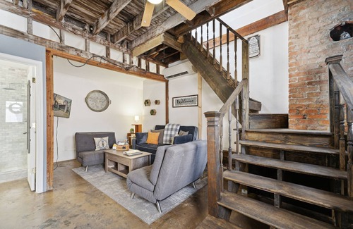 Metropolitan House | Carriage House @ ṭḨḛ ḦḯṼḗ | Starland District , Pets Welcome