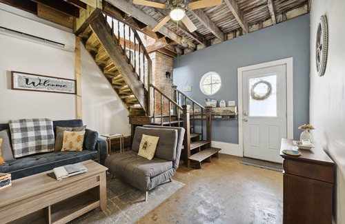 Metropolitan House | Carriage House @ ṭḨḛ ḦḯṼḗ | Starland District , Pets Welcome