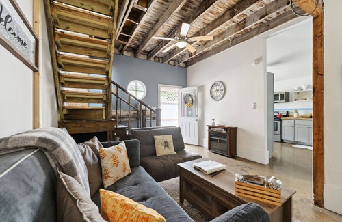 Metropolitan House | Carriage House @ ṭḨḛ ḦḯṼḗ | Starland District , Pets Welcome