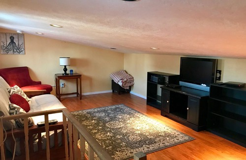 Montrose Apartment | Carriage House in the heart of Downtown