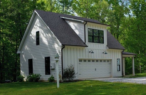 Newnan Apartment | Carriage house retreat - a cozy place to unwind and breathe the country air!