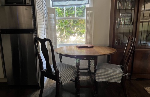 Downtown Cottage | Carriage House under Live Oaks In Historic Downtown Beaufort with Patio Garden