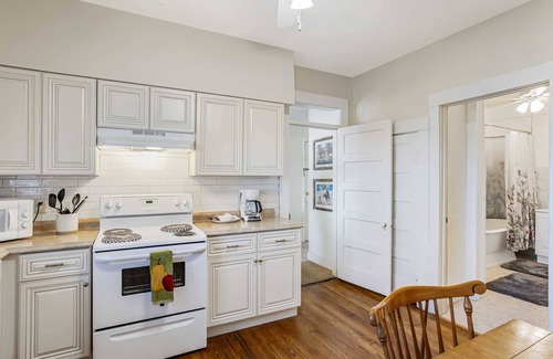 Bandera House | Carriage Inn - Hondo Suite 3