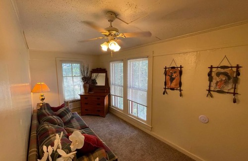 Bandera House | Carriage Inn - Utopia Suite 4
