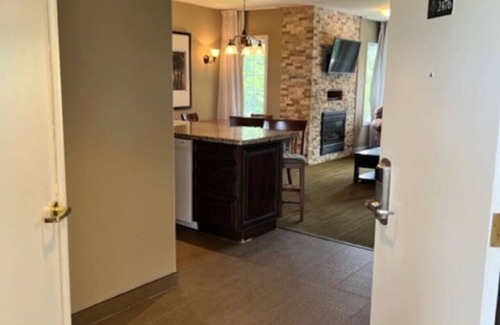 Oro-Medonte Apartment | Carriage Jacuzzi suite Escape