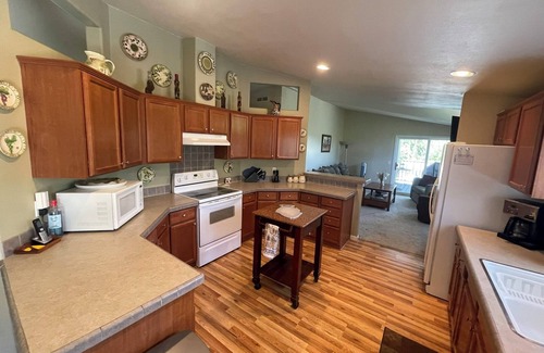 Trinity Center House | CARRVILLE LOOP HOME - SLEEPS 12! NORTH END OF TRINITY LAKE!