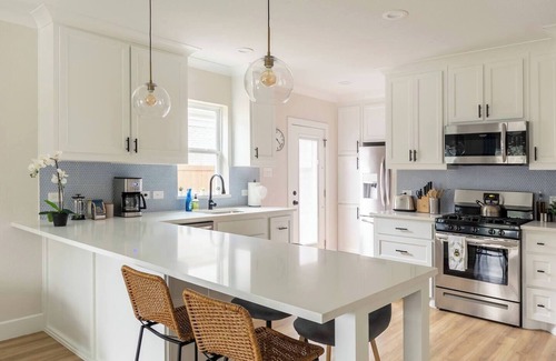 Kessler House | Casa Abeja: Extended Stays, Pets, Bishop Arts!