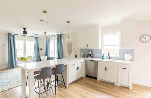 Kessler House | Casa Abeja: Extended Stays, Pets, Bishop Arts!