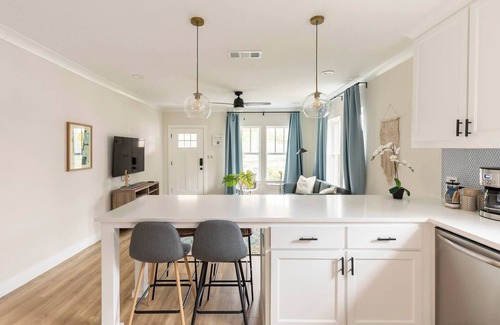 Kessler House | Casa Abeja: Extended Stays, Pets, Bishop Arts!