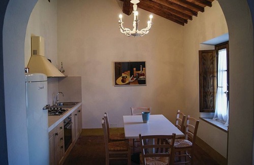 Rapolano Terme House | Casa Adalberto C: A pleasant and spacious apartment that is part of an ancient country house built on a hillside, surrounded by meadows and woods.