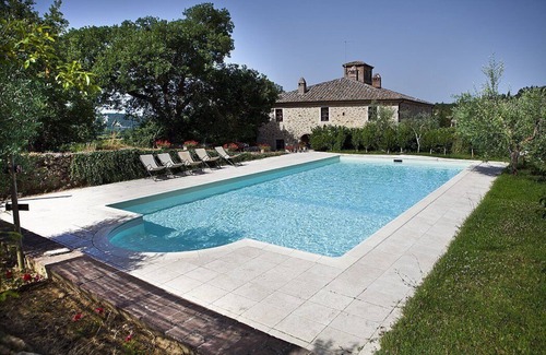 Rapolano Terme House | Casa Adalberto C: A pleasant and spacious apartment that is part of an ancient country house built on a hillside, surrounded by meadows and woods.