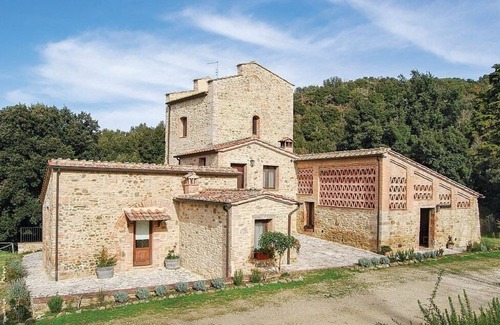 Rapolano Terme House | Casa Adalberto C: A pleasant and spacious apartment that is part of an ancient country house built on a hillside, surrounded by meadows and woods.