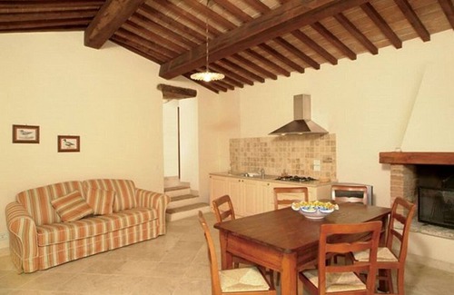 Rapolano Terme House | Casa Adalmina B: A pleasant and spacious three-story apartment that is part of an ancient country house built on a hillside, surrounded by meadows and woods.
