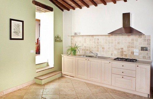 Rapolano Terme House | Casa Adalmina B: A pleasant and spacious three-story apartment that is part of an ancient country house built on a hillside, surrounded by meadows and woods.