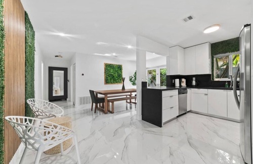 North Central Hollywood House | Casa Agape Waterfront Hot tub