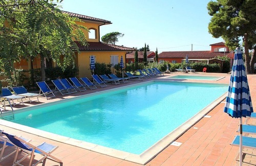 Puntone House | Casa Aliade C: A welcoming apartment that is part of a villa surrounded by the greenery.
