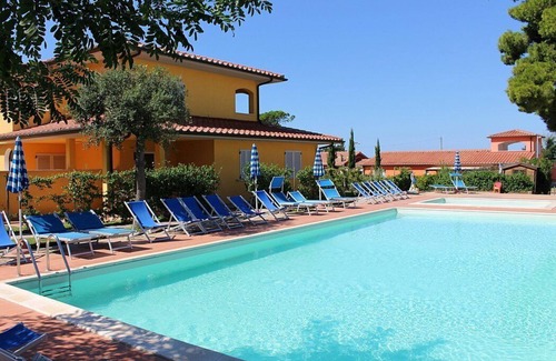 Puntone House | Casa Aliade D: A welcoming apartment that is part of a villa surrounded by the greenery.