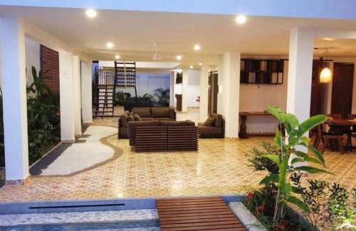 Honda House | Casa Amarilla