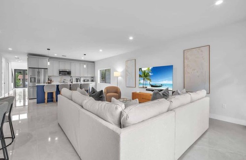 West Little Havana Apartment | Casa Amoret - Brand New Family-Friendly Retreat