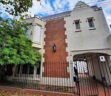 La Plata House | Casa amplia para 5 personas y cochera, a pasos del centro