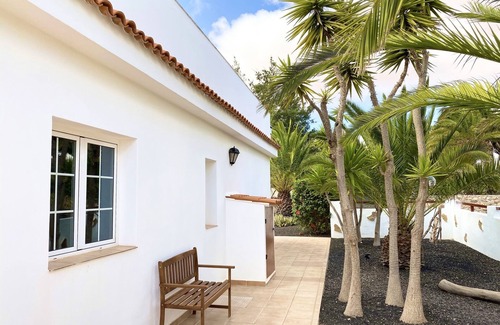 Triquivijate House | Casa Aura, feel-good oasis, 102 sqm vacation home with palm trees, terraces and garden