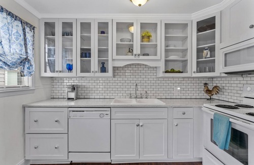 North Carolina Coast Cottage | Casa Azul Cottage -Steps to the Boardwalk with Lots of Privacy. Linens Included!