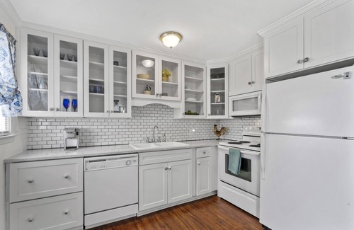 North Carolina Coast Cottage | Casa Azul Cottage -Steps to the Boardwalk with Lots of Privacy. Linens Included!
